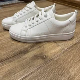 **Продам кроссовки.** (photo 2)