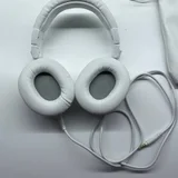 профессиональные мониторные наушники Audio Technica ATH-M50X белые. Состояние самих наушников 9/10, звук отличный. В комплекте фирменный мешочек (потрёпанный, видно на фото), один фирменный кабель 3.5мм. (photo 2)