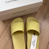 Calvin Klein жёлтые шлёпанцы (photo 1)