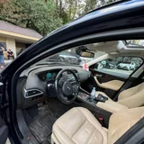 сдаю помесячно свою машину jaguar f space 700$ 2,0 дизель, автомат, красивый синий цвет, белый салон, телефон 511103121 (photo 3)