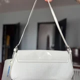 Сумка-багет белая лак (photo 1)