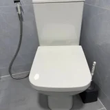 Унитаз и полочка над раковиной (photo 2)