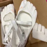 НОВЫЕ Кроссовки пятипалые по классификации относятся к категории five-toed или five fingers и составляют отдельную нишу «босоногой» обуви или barefoot shoes. (photo 1)