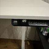 стол с электрической регулировкой высоты Cougar Royal 120 PURE Белый. Столом пользовались год, все работает идеально,единственный нюанс это небольшая потёртость на ножке(на фото видно), в целом стол в отличном состоянии и готов к продаже. (photo 3)