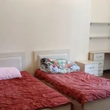 большой шкаф, две кровати одноместные, две тумбочки, столик. (photo 4)