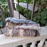 Сумка-клатч upcycling, мягкая, объёмная, большого размера. Искуственная кожа со змеиным принтом. Ручка из джинсы с мягким наполнителем, отстегивается. Внутри карманы для телефона и для мелочей. Единственный экземпляр. (photo 1)
