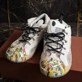 Люксовые кроссовки из коллаба Lanvin Paris с Gallery Dept. Белая кожа, фирменная толстая подошва Curb и ручная роспись с потеками краски на носке. Массивные, удобные, узнаваемые издалека. (photo 2)