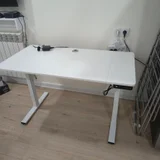 белый стол с регулировкой высоты, электрический подъёмный механизм. (photo 1)