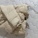 Утеплённая вельветовая куртка Bershka, размер S, светло-бежевого цвета. Свободный крой, высокий воротник, молния и кнопки, два боковых кармана, утяжки снизу. Хорошее состояние. Единственный нюанс — немного отпоролась внутренняя бирка с логотипом. (photo 5)