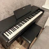 Электро пианино YAMAHA, в идеальном состоянии, всё работает. Красивое, в чёрном цвете, без царапин и следов использования. В комплекте идёт стул и подставка для нот (photo 3)