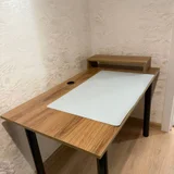 Стол 120×70 см, со съёмной полкой, отверстием для проводов и регулируемыми ножками. Коврик для мыши отдам в комплекте. (photo 2)