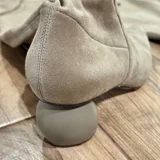 Высокие сапоги с необычным каблуком Charles&keith (photo 2)