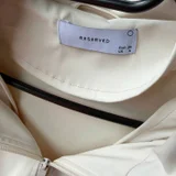 Плащ reserved ( материал типа кожа), на кулиске в районе талии (photo 3)