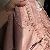 Джинсы Levi’s 501 90s. Размер 28/30, это примерно 44-46 и рост 160-165. Стирала, но не носила. (photo 4)