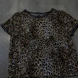 **👚 Продаю коротенькие футболки в очень хорошем состоянии!** (photo 1)