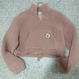мягкую куртку-чебурашку (флис тедди) от Topshop. Нежный пудрово-розовый цвет. Модель оверсайз, воротник на молнии, нашивка-цветок. Идеально на осень и весну. (photo 3)