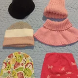 Вязаная кепка, шапки, варежки, перчатки, манижка, зимние наушники, всё на 1-2 и 2-3 года (photo 2)
