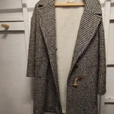 Зимнее пальто SESSUN c подкладкой из шерпы. Свободный крой со спущенным плечом. Размер S, но спокойно подойдет и на уверенный M. Состояние хорошее, пальто роскошное и очень теплое. (photo 2)