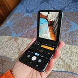 Motorola Razr 2023, 128 ГБ, 8 ГБ оперативной памяти. Только на фронтальной камере есть небольшое пятно, оно едва заметно на фотографии на белом фоне. Поэтому он и продается по такой цене. (photo 1)