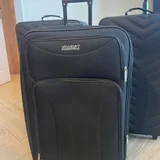 Чемодан, есть дефект сверху нет ручки, во всем остальном в хорошем состоянии, вместительный. Отдам за (photo 1)