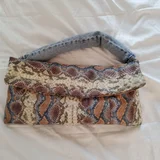 Сумка-клатч upcycling, мягкая, объёмная, большого размера. Искуственная кожа со змеиным принтом. Ручка из джинсы с мягким наполнителем, отстегивается. Внутри карманы для телефона и для мелочей. Единственный экземпляр. (photo 2)