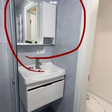Унитаз и полочка над раковиной (photo 1)