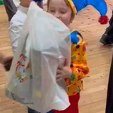 костюм Петрушки, использовали один раз для утренника в 4 годика. Покупала размер 110, сейчас у меня нет сантиметровой ленты, чтобы сделать замеры, но там легко можно подшить рукава и штаны, я так и сделала, просто подвернула по росту и наметала ниткой. Подойдет для возраста с 4 до 6 даже, просто подшить по росту. (photo 3)