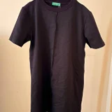 Платье черное Benetton новое с биркой. Посередине шов, короткие рукава, плотная ткань, длина выше колена (photo 2)
