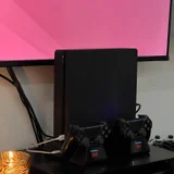 PlayStation 4 Slim (photo 1)