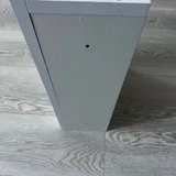 компактную подвесную тумбочку белого цвета с выдвижным ящиком. (photo 3)