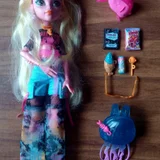 Шарнирная кукла monster high Лагуна Блю. Брала дочке, играла очень мало. Все предметы на месте, ничего не потеряно и не испорчено. (photo 1)