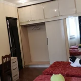 большой шкаф, две кровати одноместные, две тумбочки, столик. (photo 2)
