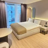 двуспальную кровать с матрасом и 2 тумбочками из Marina Club. (photo 1)
