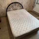 Кровать + матрас, размер 150 на 200, высота кровати 22, с матрасом 39. Кровать очень прочная с металлическим изголовьем, а матрас ортопедический с металлическими пружинами. (photo 1)
