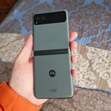 Motorola Razr 2023, 128 ГБ, 8 ГБ оперативной памяти. Только на фронтальной камере есть небольшое пятно, оно едва заметно на фотографии на белом фоне. Поэтому он и продается по такой цене. (photo 4)