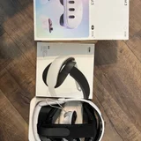 VR-гарнитура в отличном состоянии, линзы без царапин. В комплекте удобный головной ремень K4 (снижает давление на лицо, обеспечивает надежную фиксацию), контроллеры, зарядное устройство и оригинальная коробка. (photo 1)