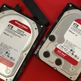 NAS **Synology 720+** в хорошем состоянии, в комплекте 2х**WD Red 4TB** как основные накомпители, 2x**WD Black SN750 500GB** NVMe SSD как SSD кэш и **8GB** планка оперативки (да, оффициально он 8 не поддерживает, но прекрасно с ней работает (photo 3)