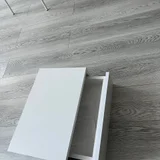 компактную подвесную тумбочку белого цвета с выдвижным ящиком. (photo 1)