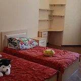 большой шкаф, две кровати одноместные, две тумбочки, столик. (photo 3)