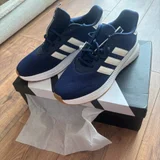Кроссовки Adidas — sandal, running shoe, shoe shop (photo 1)