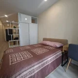 Зонированная студия — studio couch, quilt, wardrobe (photo 4)