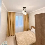 1-комнатную квартиру 50 кв.м. на год — four-poster, studio couch, window shade (photo 2)