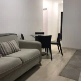 Квартира с 2 спальнями на Новом бульваре — studio couch, table lamp (photo 1)