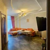Квартира 1+1 на Новом бульваре, 44 кв.м — studio couch, dining table (photo 3)
