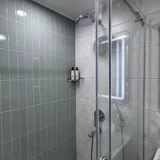 Студия с видом на море в Marina Club — toilet tissue, shower curtain, washbasin (photo 3)