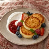 Домашние сырники — plate, trifle, strawberry (photo 1)
