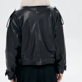 Кожаная куртка с мехом — sweatshirt, backpack (photo 4)