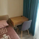 Зонированная студия — dining table, studio couch, desk (photo 5)