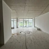 Просторное коммерческое помещение — sliding door, window shade (photo 2)