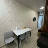 Студия с новым ремонтом — dining table, desk (photo 2)